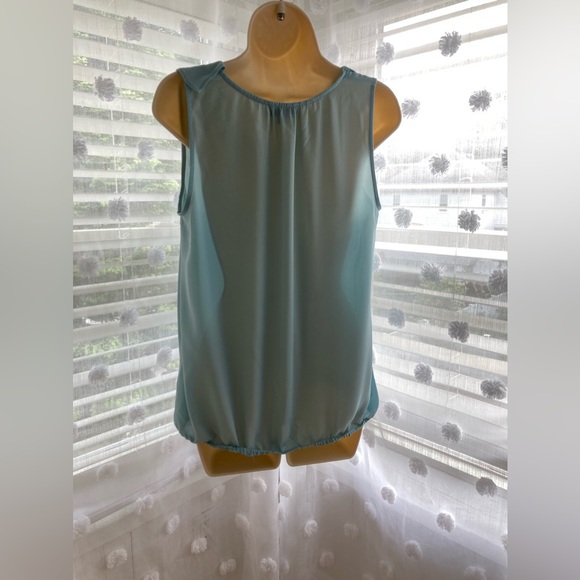 Loft light blue sleeveless blouse size small - Picture 4 of 4